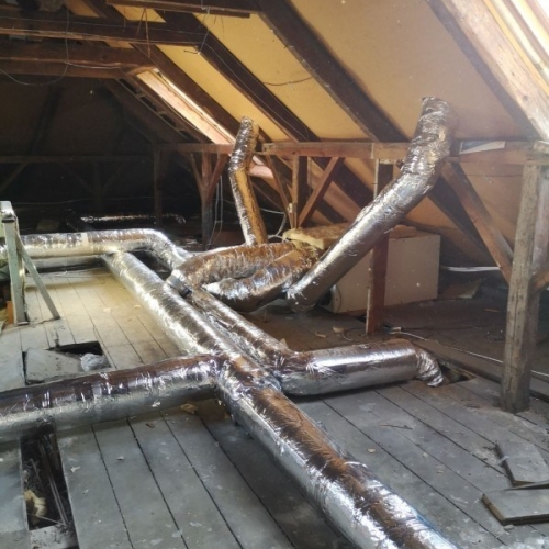 isolerede ventilationsrør installeret på loft til villaventilation og aircondition