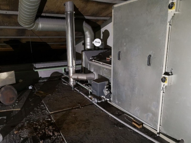 fuldt ventilationsanlæg med rør og tekniske installationer på loft