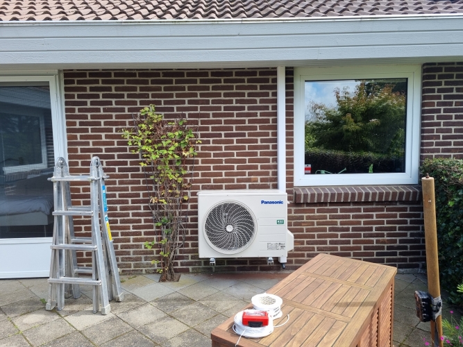 Varmepumpe monteret på hus