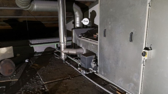 Fuldt ventilationsanlæg med rør og tekniske installationer på loft.