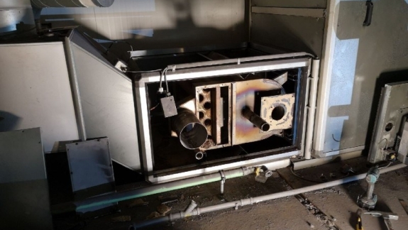 Ventilationsanlæg åbnet for vedligeholdelse og inspektion.