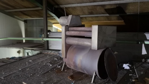 Ventilationsanlæg på loft med synlige komponenter og rørføring.
