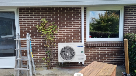 Varmepumpe monteret på hus